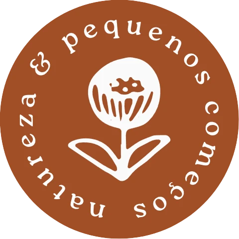 Selo circular "Natureza e pequenos começos" em terracota